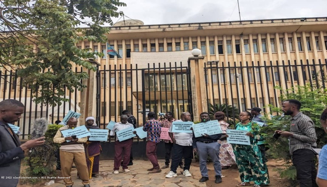 Bukavu : les victimes de ''l'escroquerie'' de la COOPEC Imara en sit-in à la banque centrale du Congo