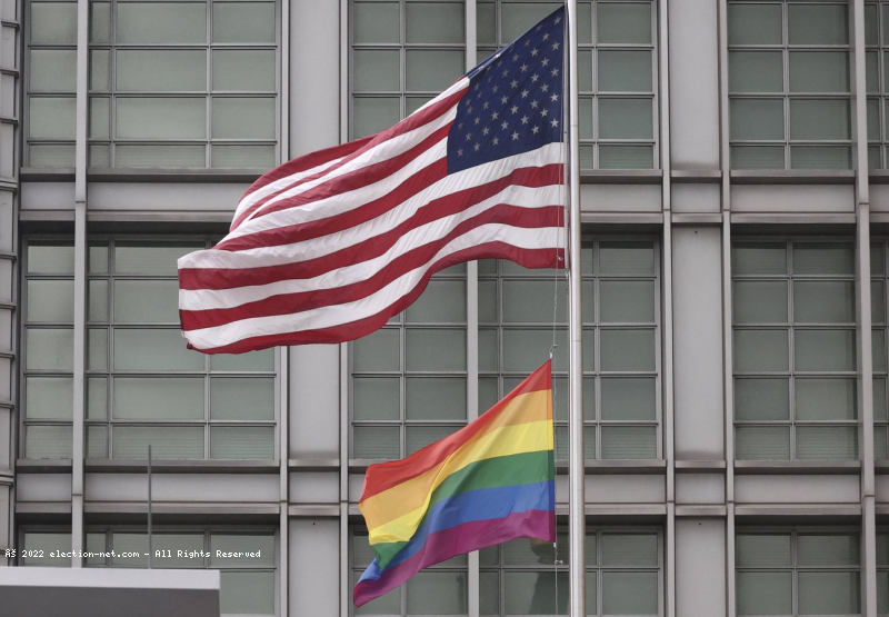 États-Unis : controverse sur le budget et l'interdiction du drapeau LGBT+ dans les ambassades