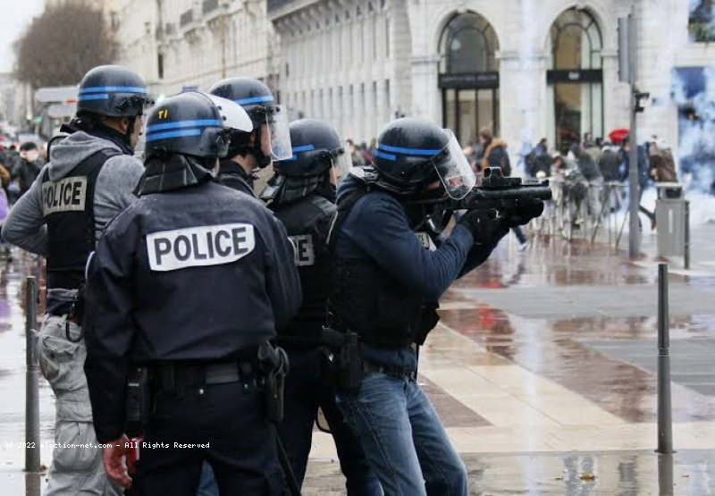 France : deux policiers grièvement blessés par balle dans un commissariat