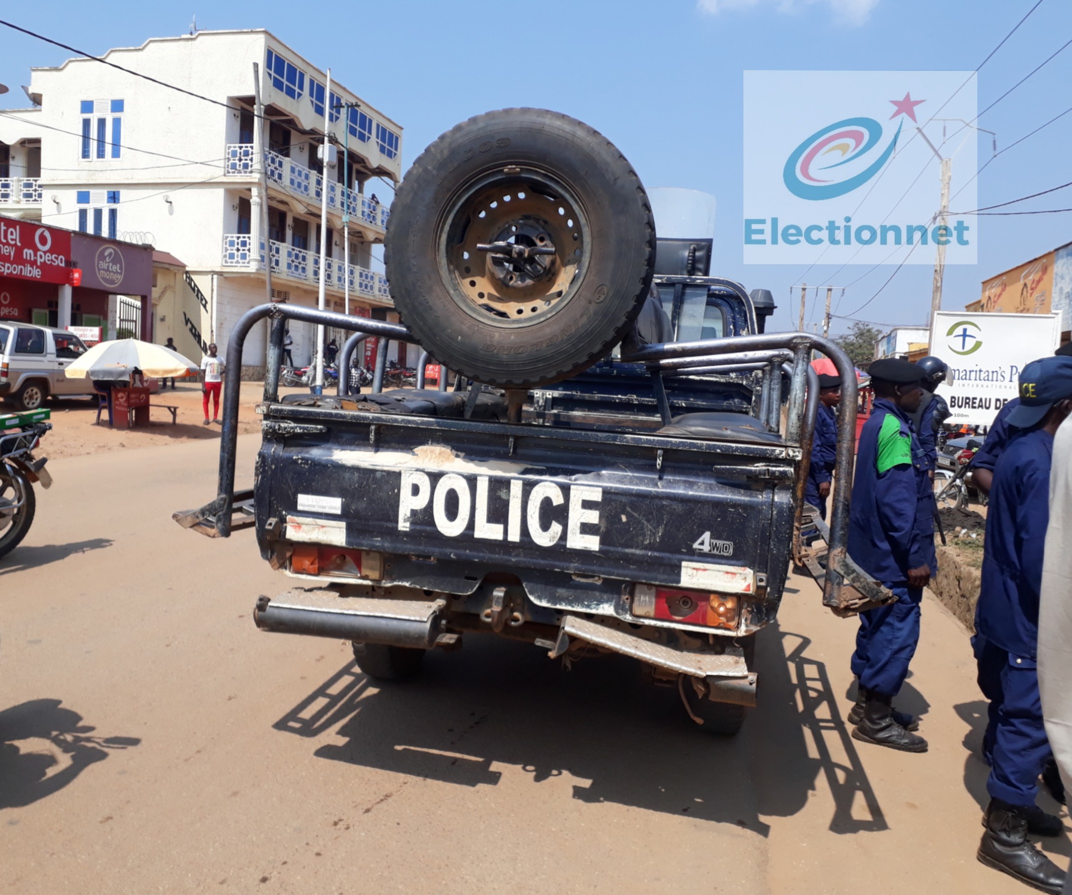 Beni: Un officier de la police déchire le drapeau de l'UDPS lors d'une marche étouffée