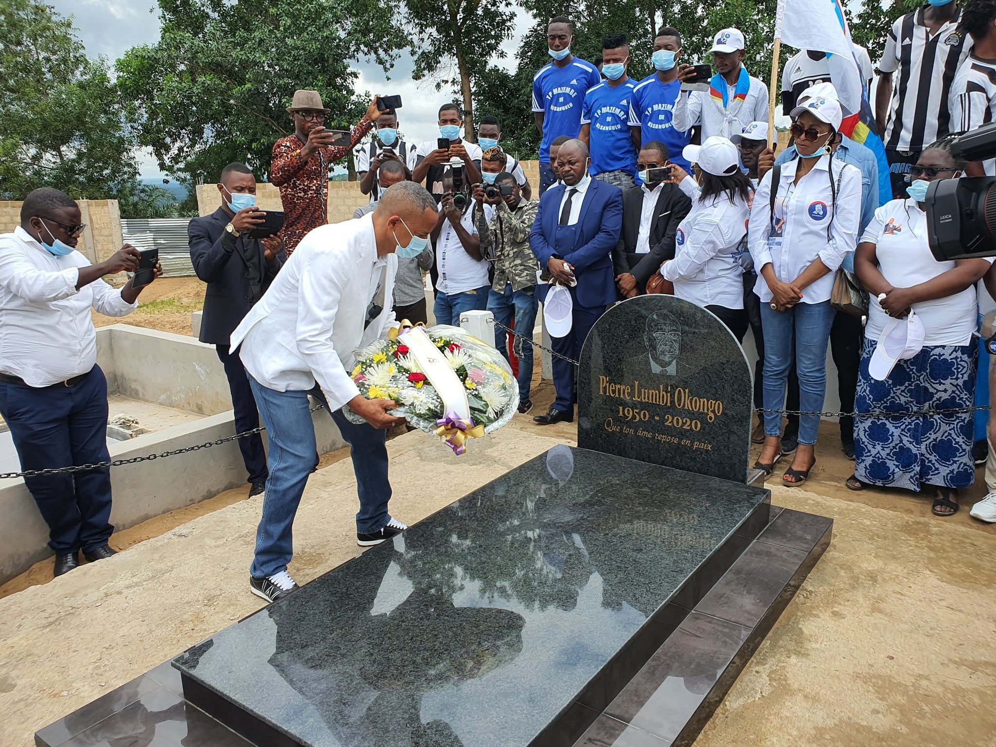 Kinshasa: Moïse Katumbi s'est incliné devant la tombe de Pierre Lumbi