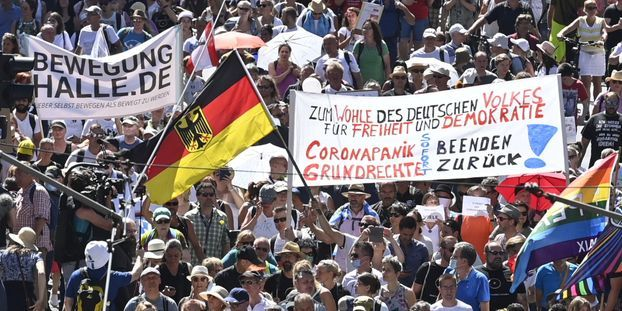 Berlin : Des milliers de personnes déchirent les projets de Merkel