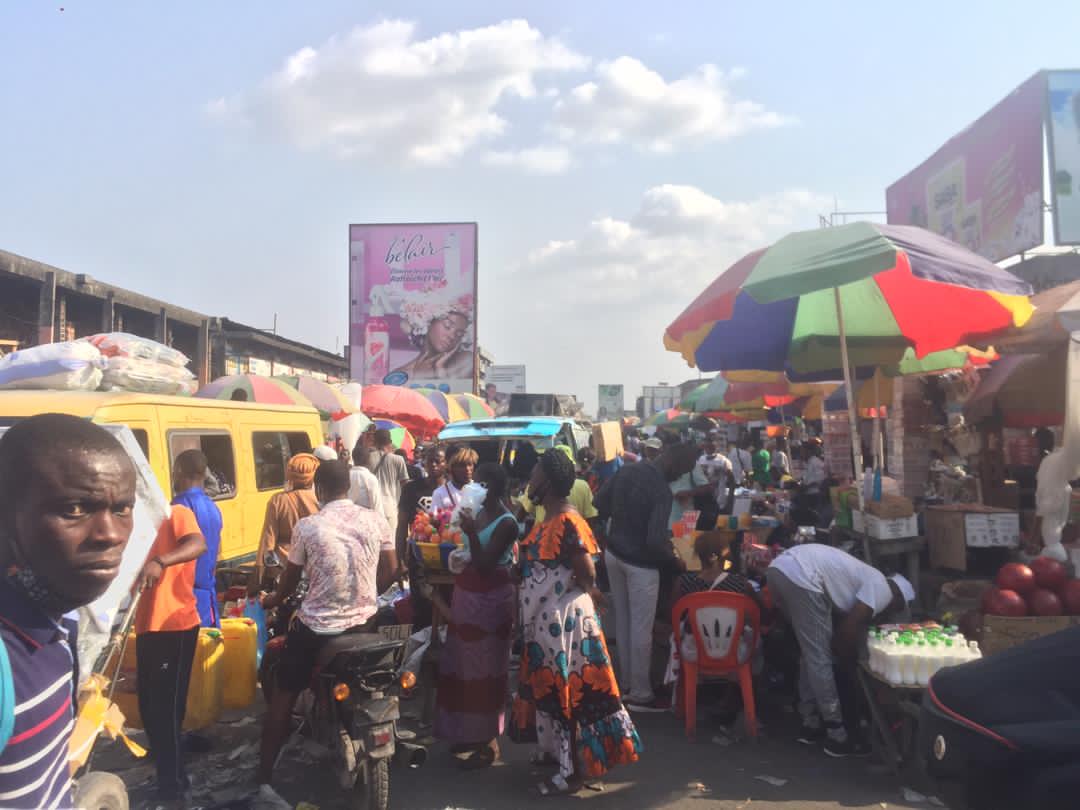 Kinshasa : affluence des vendeurs au marché Zando à quelques heures de sa fermeture