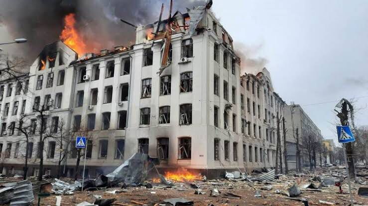 « Nous allons reconstruire chaque immeuble, rue et ville », le président ukrainien Zelensky à Poutine