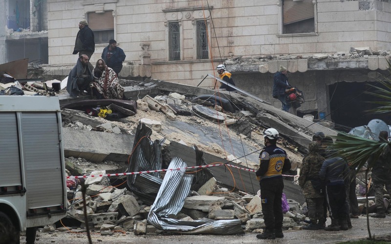 Séismes : plus de 900 morts en Syrie et en Turquie